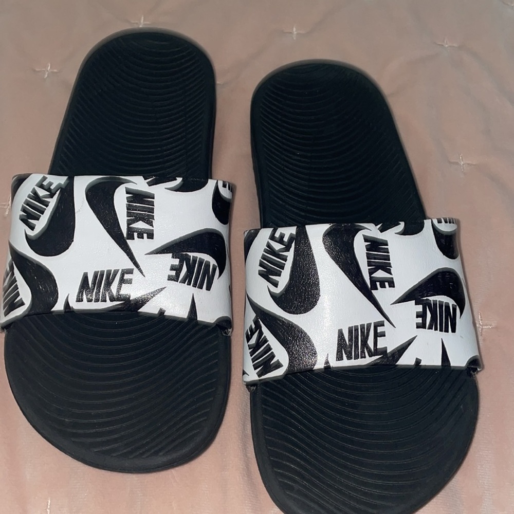 Nike - Picture 2 of 5